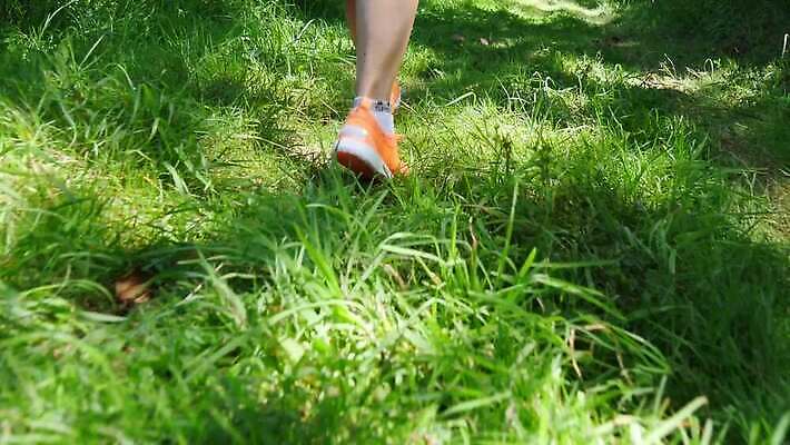 라이프스타일 여자 길 신발 발 자연 한명 사람 성인 야외 초록색 조깅 운동 걷기 산책 오솔길 4K MP4 해외동영상 클립영상 1 컬러 모션 휴식 건강 생활 신체부위 생태계 동영상 파일형식