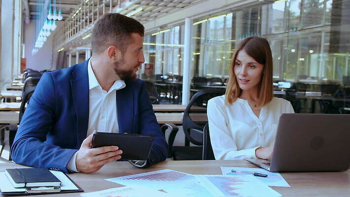 직업 라이프스타일 여자 행복 감정 회사 비즈니스 사업가 통신 성공 기념 아이디어 실내 사람 두명 사무실 유행 스크린 거래 축하 가리킴 최고 비즈니스맨 네트워크 뉴스 대표 경영자 긍정 창업 지원 진짜 프로젝트 필승 스타일 4K MOV 해외동영상 클립영상 남자 컨셉 손짓 내부 생활 우승 직장인 리더 자영업 동영상 파일형식