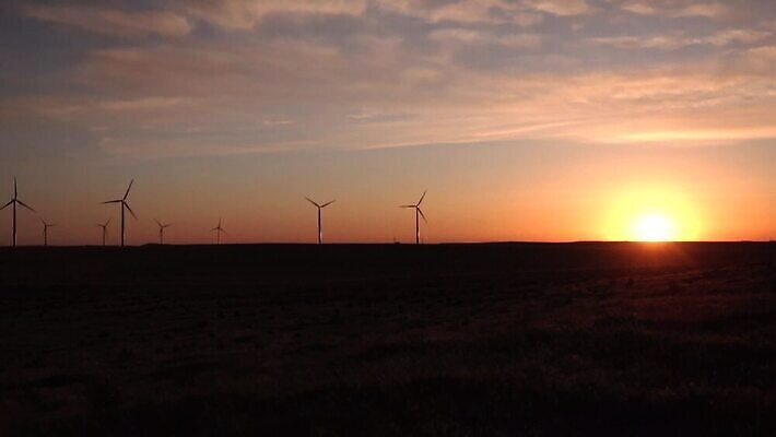 산업 사람없음 태양 발전기 풍력에너지 4K MP4 해외동영상 클립영상 자연요소 발전소 그린에너지 동영상 파일형식