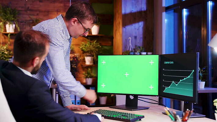 직업 남자 회사 비즈니스 사업가 창문 사람 정장 초록색 컴퓨터 사무실 스크린 타이핑 업무 비즈니스맨 상담원 야간 책상 경영자 투자 보험 변호사 프로젝트 크로마키 4K MOV 해외동영상 클립영상 자연요소 옷 컬러 가구 전자제품 작업 직장인 사무원 리더 동영상 파일형식