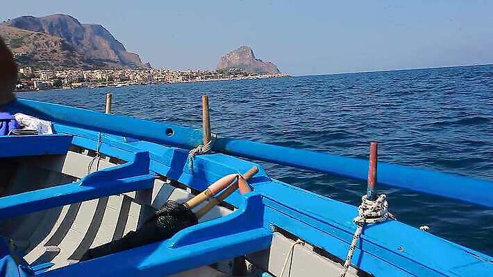 전통 라이프스타일 여자 남자 호수 스포츠 파도 바다 여행 포즈 교통시설 모션 자연 낚시 휴가 사람 풍경 사람없음 야외 초록색 물 여름 파란색 강 운동 태양 일몰 보트 노 함선 카누 카약 노젓기 뗏목 뱃놀이 줄서기 4K MP4 해외동영상 클립영상 자연요소 계절 교통수단 컬러 교통 배_교통 레저 건강 생활 노을 전통놀이 수상스포츠 시설 생태계 동영상 선박 파일형식