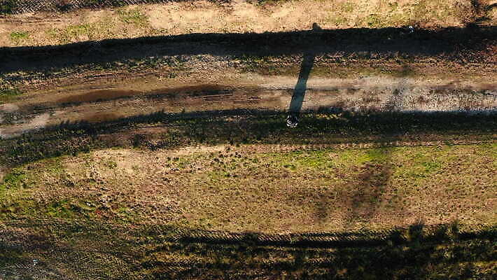 휴식 그림자 한명 사람없음 야외 이탈리아 시골 승차 장애 항공촬영 독립 토스카나 4K MOV 해외동영상 클립영상 1 유럽 뷰포인트 컨셉 모션 사람 동영상 파일형식