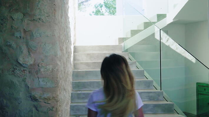 백인 디자인 여자 창문 맨발 아프리카 유리 실내 한명 캐주얼 달리기 계단 스페인 심플 남아프리카 벌거벗은 케이프타운 남유럽 4K 락다운 MOV 해외동영상 클립영상 서양인 1 옷 유럽 나라 모션 발 재질 사람 내부 동영상 남아프리카공화국 파일형식