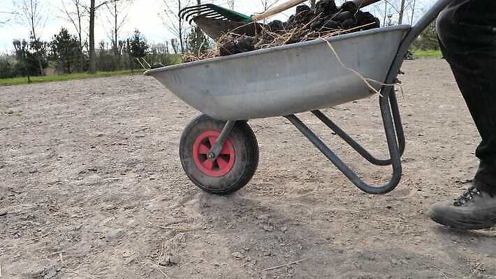 직업 도로 난간 자연 노동자 손잡이 취미 사람없음 울타리 가축 카우보이 볏짚 보호 청소 수집 종업원 삽 예방 먼지 밀짚 기수 공터 로데오 갈퀴 라이더 방목장 위생관리 4K MP4 해외동영상 클립영상 동물 길 컨셉 교통시설 관리 담장 짚 생태계 동영상 파일형식
