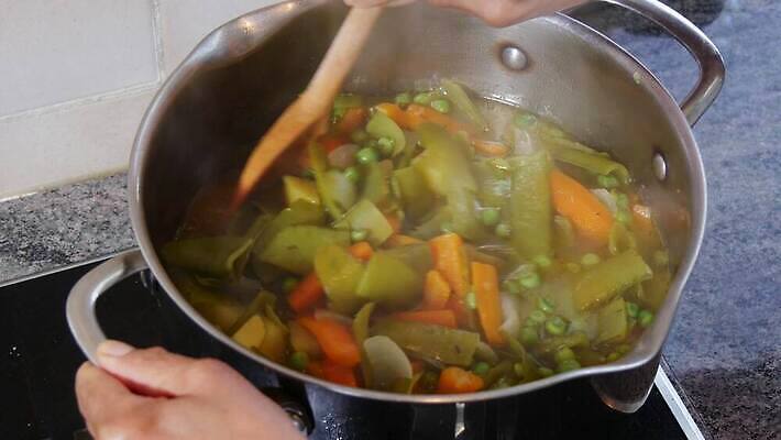 음식 다이어트 채소 주택 건강 요리 사람없음 초록색 주방 당근 튀김 신선 준비 동영상 채식주의자 비건 4K MP4 해외동영상 클립영상 컬러 뿌리채소 건물 채식 파일형식