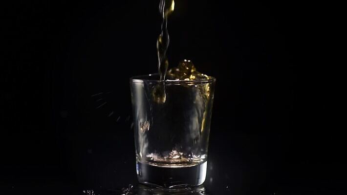 음료 유리 사람없음 컬러풀 라벨 마시기 알코올 신선 바 액체 붓기 고급 떨어짐 만취 슛 버번 위스키 유흥 MOV 해외동영상 슬로모션 클립영상 컬러 컨셉 모션 재질 프레임 주류 촬영기법 동영상 술취함 파일형식