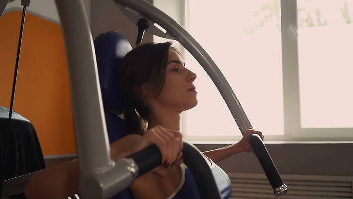 백인 라이프스타일 여자 행복 무기 스포츠 신체 창문 근육 실내 건강 한명 사람 성인 운동복 운동 힘 기계 장비 기차 작업 무게 정상 결심 보디빌더 날씬함 연습 클럽 체육관 근육질 역도 궤 리프팅 이두근 적자 4K MOV 해외동영상 클립영상 서양인 1 옷 감정 육상교통 컨셉 대중교통 내부 생활 보디빌딩 몸매 동영상 파일형식