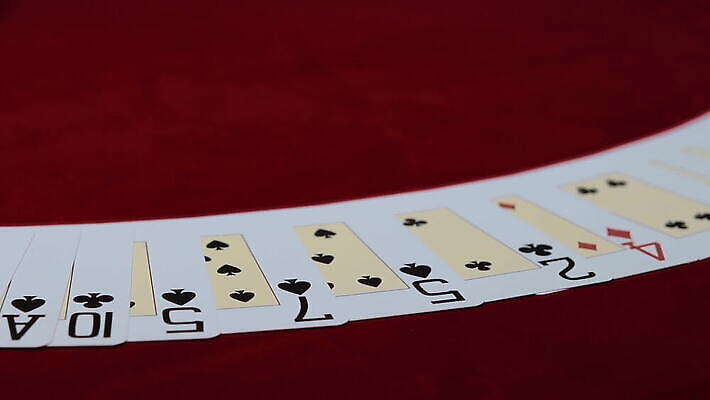 손 부분 탁자 실내 한명 빨간색 펼침 게임 신용카드 부채 도박 갑판 카지노 딜러 포커 라스베가스 MOV 해외동영상 슬로모션 클립영상 1 컬러 가구 배_교통 모션 놀이 촬영기법 사람 내부 신체부위 금융 트럼프 동영상 파일형식