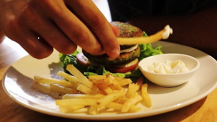 백인 라이프스타일 손 다이어트 채소 모션 주택 실내 건강 요리 감자튀김 신선 맛 먹기 친환경 유기농 건강식 저지방 저칼로리 채식주의자 핸드메이드 비건 맛있는 비건음식 HD MP4 해외동영상 슬로모션 클립영상 서양인 웰빙 음식 컨셉 감자 촬영기법 내부 건물 생활 신체부위 환경 튀김 기름_음식 채식 동영상 파일형식