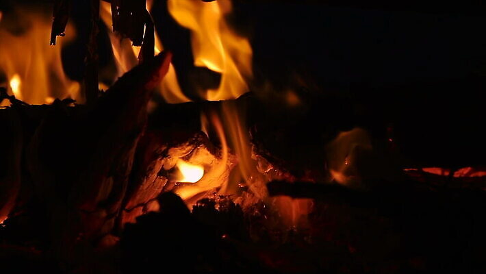 실루엣 백그라운드 오렌지 추상 불꽃 따뜻함 사람없음 야외 목재 빨간색 빛 노란색 검은색 어둠 뜨거움 막대기 닫기 연기 더위 야간 저녁 장작 모닥불 굽기 캠핑장 벽난로 매움 통나무 내추럴 강렬 여신 이스라엘 화상 MOV 해외동영상 슬로모션 클립영상 자연요소 나무 컬러 무늬 과일 재료 모션 불 날씨 촬영기법 캠핑 맛 상처 구이 동영상 서아시아 파일형식