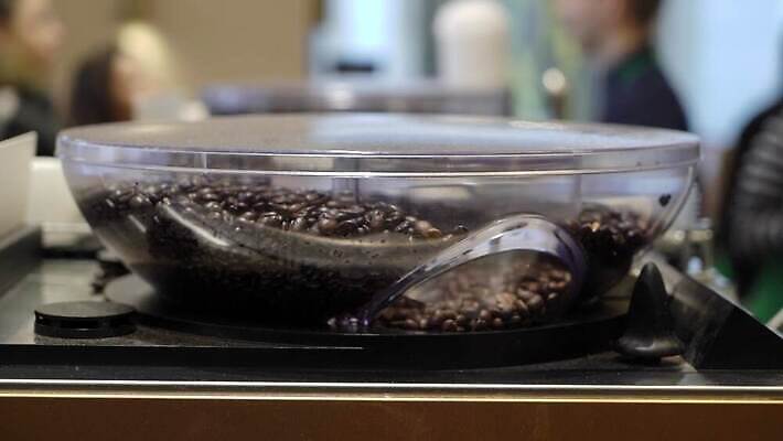 전통 커피 음료 음식 아침 휴식 콩 씨앗 사람 사람없음 장식 갈색 상점 식당 어둠 카페 머그컵 수확 신선 바 뜨거움 닫기 맛 아침식사 낟알 굽기 복고 아로마 카푸치노 에스프레소 중독 내추럴 모카 아라비카 자동 카페인 스타일 국경 4K MOV 해외동영상 클립영상 주간 식물 컬러 컨셉 농업 모션 곡류 컵 식사 구이 동영상 파일형식