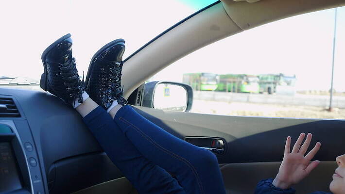 백인 여자 도로 어린이 음악 자동차 한명 미소 앉기 10대 듣기 청바지 춤 차안 리듬 4K MOV 해외동영상 클립영상 서양인 1 길 육상교통 바지 교통시설 모션 청소년 문화예술 표정 사람 동영상 파일형식