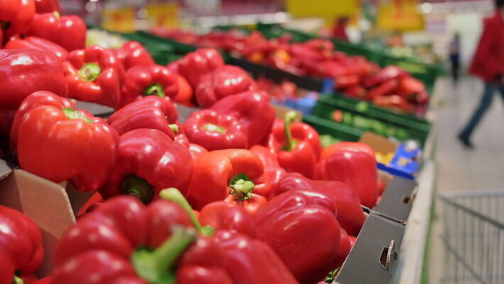 라이프스타일 잡화 장갑 채소 선반 파프리카 안전 사람없음 빨간색 쇼핑 건강관리 상점 카트 시장 바이러스 보호 구매 상품 위험 고객 예방 감염 후추 슈퍼마켓 위생관리 전염병 코로나바이러스 MOV 해외동영상 클립영상 컬러 가구 컨셉 건강 관리 생활 질병 향신료 동영상 파일형식