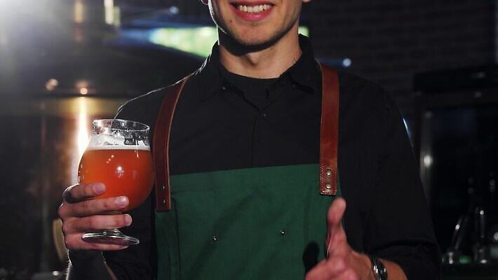 직업 라이프스타일 산업 음료 통신 유리 휴가 휴식 노동자 기념 맥주 한명 파티 식당 우정 거품 추위 축하 알코올 신선 업무 바 붓기 맛 시원함 계산대 서비스 주말 아일랜드 주인 양조 양조장 맛있는 4K MOV 해외동영상 클립영상 1 유럽 컨셉 모션 재질 주류 사람 이벤트 생활 친구 상점 작업 동영상 파일형식