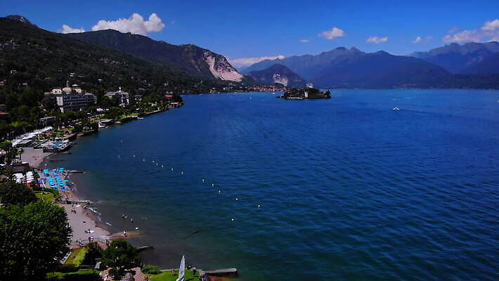 유럽 호수 바다 섬 여행 건축양식 자연 휴가 산 주택 안테나 파노라마 해변 사람없음 건물 물 파란색 평화 이탈리아 도시 센터 역사 그림 모터보트 수도원 산기슭 항공촬영 특별함 피에몬테 4K MOV 해외동영상 클립영상 자연요소 건축물 건축 나라 뷰포인트 컬러 컨셉 배_교통 통신 촬영기법 생태계 동영상 파일형식