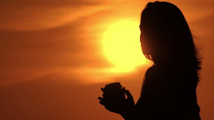 라이프스타일 손 여자 실루엣 커피 음료 휴가 한명 사람 야외 옆모습 컵 햇빛 태양 일출 일몰 마시기 잡기 MOV 해외동영상 슬로모션 클립영상 자연요소 1 식기 뷰포인트 모션 촬영기법 생활 신체부위 노을 동영상 파일형식