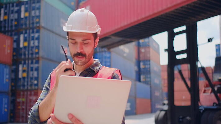 백인 직업 행복 산업 유니폼 비즈니스 공장 교통시설 노동자 한명 서기 안전 사람 성인 야외 노트북 글로벌 항구 장비 화물 업무 엔지니어 닫기 컨테이너 스마트 창고 서비스 경영자 라디오 상업 부름 수납 포트 물류 경영 로딩 분배 터미널 4K MOV 해외동영상 클립영상 서양인 1 옷 감정 교통 컨셉 공업 모션 전자제품 운송업 작업 기술자 시설 리더 동영상 파일형식