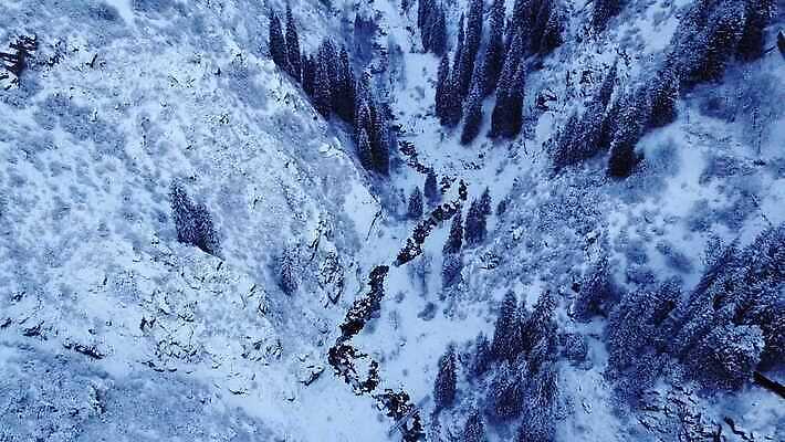 나무 공원 유럽 여행 크리스마스 겨울 자연 하늘 동화 산 안테나 사람없음 야외 물 강 달리기 환경 금속 골짜기 냉동 얼음 하이킹 추위 흰색 숲 알프스 암초 내추럴 항공촬영 드론 절정 카자흐스탄 눈내림 4K 알마티 MP4 해외동영상 클립영상 자연요소 식물 계절 공공시설 기념일 나라 아시아 뷰포인트 컬러 통신 모션 재질 레저 눈_날씨 생태계 동영상 파일형식