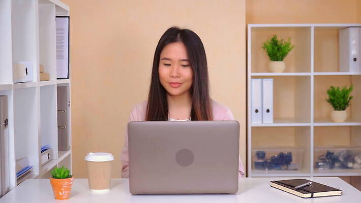 직업 여자 행복 회사 비즈니스 사업가 성공 실내 한명 미소 웃음 사람 앉기 동양인 내부 노트북 컴퓨터 사무실 유행 축하 춤 우승 업무 비즈니스우먼 유머 계약 디스코 보너스 승자 4K MOV 해외동영상 클립영상 1 감정 음악 컨셉 모션 문화예술 표정 인종 전자제품 최고 작업 직장인 동영상 파일형식