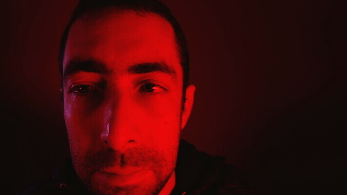 백인 1 응시 남자 감정 얼굴 수염 스트레스 한명 사람 성인 빨간색 어둠 슬픔 표현 실패 좌절 닫기 호흡 고민 걱정 문제 후회 긴장 심각 압력 우울감 우울증 트러블 MOV 해외동영상 클립영상 서양인 시선 컬러 컨셉 모션 신체부위 질병 동영상 파일형식