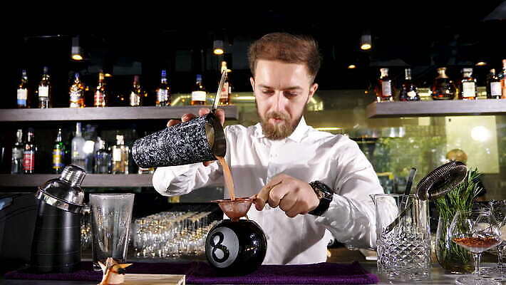 직업 라이프스타일 손 남자 음료 비즈니스 유리 주류 사람 사람없음 물 파티 식당 얼음 축하 알코올 업무 칵테일 바 붓기 우아함 야간 계산대 클럽 준비 상쾌 만들기 바텐더 보드카 섞기 토닉 유흥 셰이커 4K MOV 해외동영상 클립영상 자연요소 감정 컨셉 모션 재질 이벤트 생활 신체부위 상점 작업 동영상 파일형식