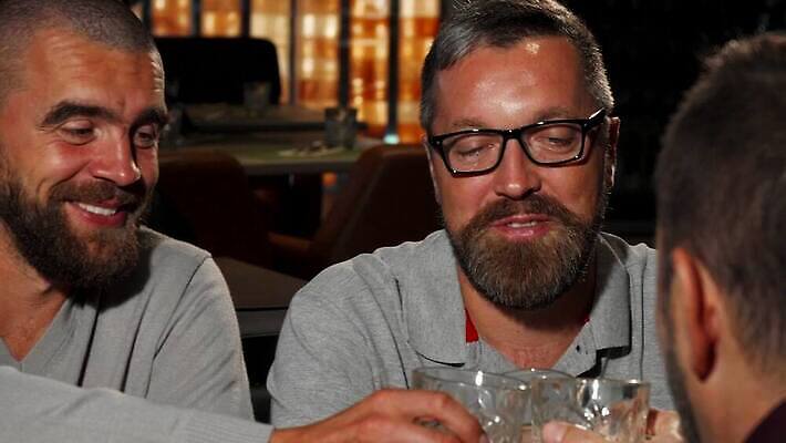 라이프스타일 남자 행복 음료 통신 성공 휴식 기념 사람 이벤트 성인 세명 친구 파티 식당 축제 우정 마시기 축하 알코올 바 비즈니스맨 클래식 고급 클럽 건배 긍정 토스트 위스키 코냑 유흥 4K MOV 해외동영상 클립영상 감정 빵 컨셉 비즈니스 관계 모션 주류 생활 상점 와인 직장인 동영상 파일형식