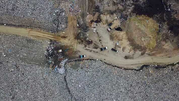 동물 음식 백그라운드 자연 조류 풍경 사람없음 야외 쌓기 환경 재활용 흰색 환경오염 오염 위생 쓰레기 폐기물 땅 거절 버리기 한조각 흙더미 낭비 고물상 땅바닥 생태학 처리 4K MOV 해외동영상 클립영상 1 교육 컬러 컨셉 모션 바닥 흙 친환경 생태계 동영상 파일형식 더미