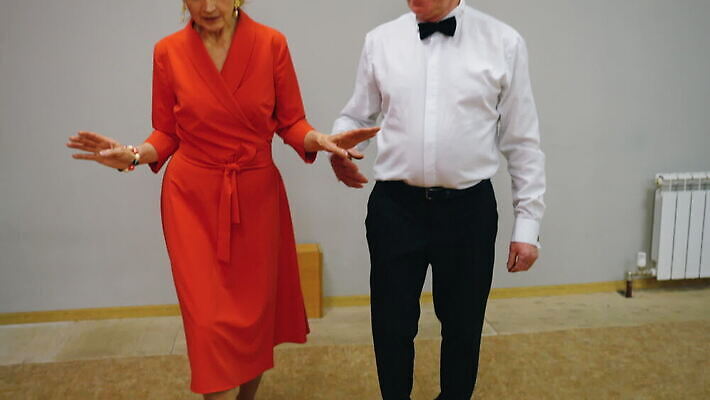 백인 웰빙 커플 노년 행복 50대 컨셉 2 교실 학교 관계 모션 함께함 사랑 미소 사람 성인 두명 학습 기쁨 낭만 춤 홀 60대 은퇴 70대 80대 옛날 조부모 MOV 해외동영상 클립영상 서양인 교육 감정 중년 가족 문화예술 표정 공간 동영상 파일형식