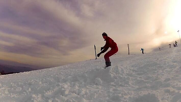 라이프스타일 스포츠 포즈 겨울 하늘 스키 산 한명 야외 두명 햇빛 태양 일출 점프 스트레칭 일몰 스노우보드 묘기 익스트림스포츠 흥분 MOV 해외동영상 클립영상 자연요소 1 계절 감정 모션 겨울스포츠 사람 생활 운동 노을 보드_스포츠 동영상 파일형식