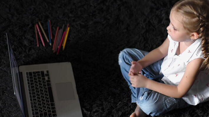 백인 학생 교육 어린이 인터넷 학교 수업 거리 주택 한명 소년 노트북 학습 스터디 컴퓨터 공책 웹 추위 바이러스 위험 신학기 감염 온라인 박테리아 온라인강의 이러닝 가상 코로나바이러스 웨비나 4K MOV 해외동영상 클립영상 서양인 1 남자 컨셉 의학 문구용품 사람 건물 전자제품 강의 동영상 세미나 파일형식 언택트