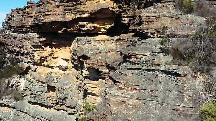 나무 여행 자연 하늘 산 안테나 풍경 사람없음 야외 초록색 파란색 갈색 환경 계곡 절벽 호주 숲 땅 언덕 암초 동영상 드론 4K MP4 해외동영상 클립영상 식물 컬러 통신 오세아니아 생태계 파일형식