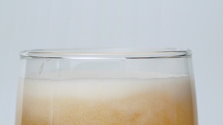 음료 백그라운드 응원 유리 표면 맥주 주류 사람없음 빛 노란색 파티 거품 마시기 흰색 축하 알코올 신선 투명 액체 황금 붓기 닫기 떨어짐 갈증 만취 가득함 상쾌 상승 양조 옥토버페스트 스플래쉬 MP4 해외동영상 슬로모션 클립영상 감정 컬러 컨셉 모션 재질 촬영기법 이벤트 동영상 술취함 파일형식