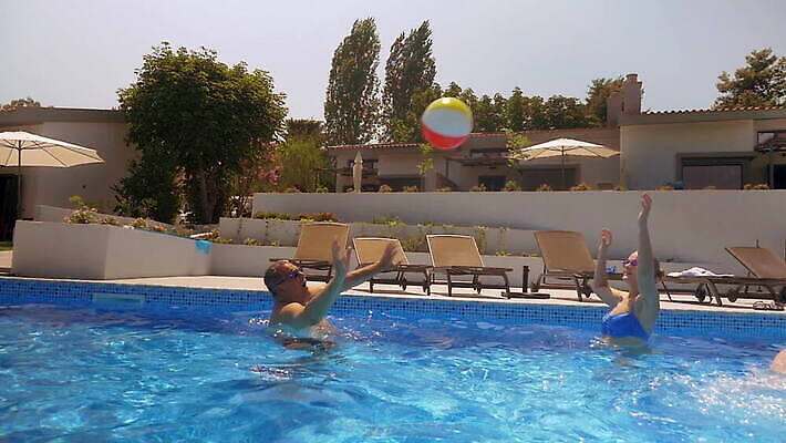 백인 딸 2 장난 공 가족 놀이 휴가 주택 수영장 건강 미소 사람 성인 야외 물 여름 파란색 맑음 수영 스파 기쁨 게임 아빠 씻기 배구 당구 빌라 즐거움 시골집 휴양지 야외의자 MOV 해외동영상 슬로모션 클립영상 자연요소 서양인 계절 감정 컬러 의자 관계 날씨 촬영기법 표정 건물 구기 청결 장소 수상스포츠 동영상 파일형식