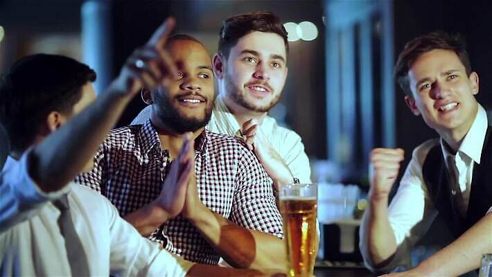 행복 음료 셔츠 회사 응원 기념 맥주 함께함 실내 미소 여러명 친구 축구 텔레비전 우정 마시기 축하 알코올 관찰 바 4 그룹 라이벌 만취 시끄러움 소통 타종 MP4 해외동영상 클립영상 감정 다수 컨셉 상의 비즈니스 관계 모션 주류 표정 사람 내부 전자제품 숫자 구기 종 동영상 술취함 파일형식
