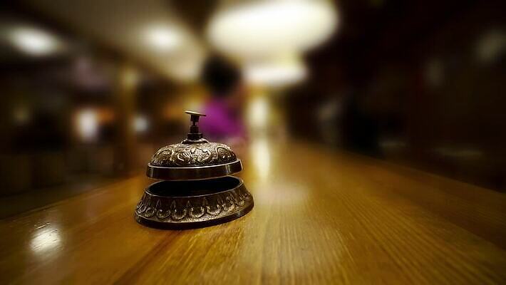 백인 직업 여자 행복 여행 탁자 호텔 휴가 대화 한명 사람 스마트폰 컴퓨터 방 종 업무 도움 종업원 계산대 도착 전화기 책상 직원 서비스 휴양지 안내원 부름 환영 예약 경영 인원 접수 정중 체크인 대리인 4K MP4 해외동영상 클립영상 서양인 1 감정 가구 컨셉 비즈니스 모션 숙소 말하기 전자제품 핸드폰 스마트기기 장소 작업 동영상 파일형식