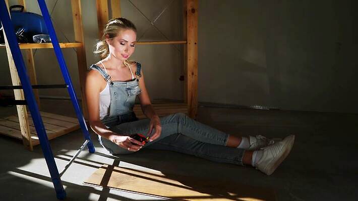 백인 직업 옷 산업 유니폼 건축양식 노동자 바닥 아파트 한명 안전 사람 앉기 건물 파란색 섹시 힘 장비 업무 작업 엔지니어 플랫 수리 감독 땅 직원 측정 테이프 부활 기어 공학 잡동사니 건축업자 계약자 합판 파케트 4K MOV 해외동영상 클립영상 서양인 1 건축물 교육 건축 컬러 컨셉 모션 문구용품 주택 기술자 계약 동영상 파일형식