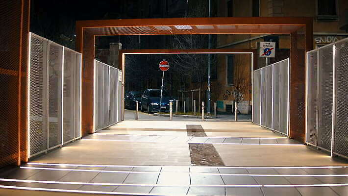 유럽 문화 여행 건축양식 모션 풍경 사람없음 건물 빛 도시풍경 이탈리아 새벽 산책 도시 보행자 역사 야간 저녁 통로 순환 광장 운하 장면 타운 네비게이션 랜드마크 밀라노 옛날 1인칭시점 4K MOV 해외동영상 클립영상 자연요소 건축물 시선 건축 나라 휴식 동영상 파일형식