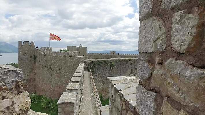 유럽 호수 벽 건축양식 창문 하늘 파노라마 풍경 사람없음 관광지 탑 바위 깃발 성 중세 역사 지중해 언덕 폐허 동유럽 고고학 랜드마크 마케도니아 발칸반도 옛날 4K MP4 해외동영상 클립영상 건축물 교육 건축 나라 바다 여행 촬영기법 돌_바위 동영상 파일형식 남유럽