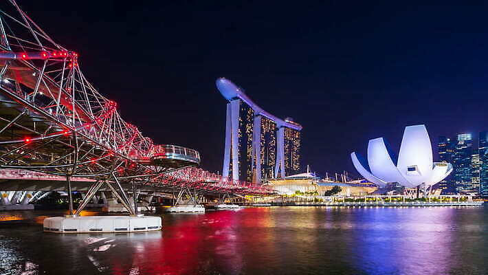 아시아 여행 백그라운드 비즈니스 건축양식 교통시설 하늘 호텔 거리 풍경 사람없음 건물 물 빛 강 도시풍경 컬러풀 반사 탑 항구 고층빌딩 도시 만 도심 야간 박물관 장면 타운 스카이라인 빛망울 싱가폴 랜드마크 4K 타임랩스 MOV 해외동영상 클립영상 자연요소 건축물 건축 나라 컬러 교통 숙소 촬영기법 빌딩 시설 동영상 파일형식