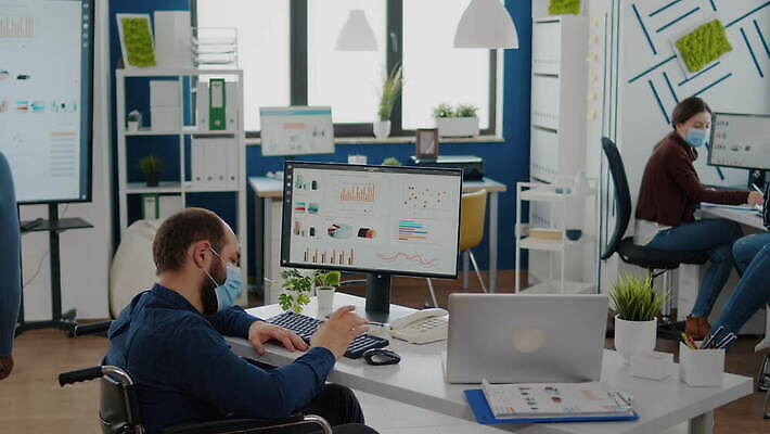 회사 비즈니스 사업가 통계 노동자 직장 대화 가면 앉기 사람없음 금융 경제 노트북 컴퓨터 사무실 검은색 작업 비즈니스맨 작업실 보호 장애인 종업원 동료 확인 휠체어 경영자 창업 다민족 장애 프로젝트 코로나바이러스 뉴노멀 4K MOV 해외동영상 클립영상 직업 남자 컬러 컨셉 관계 모션 말하기 전자제품 직장인 바이러스 리더 자영업 동영상 파일형식