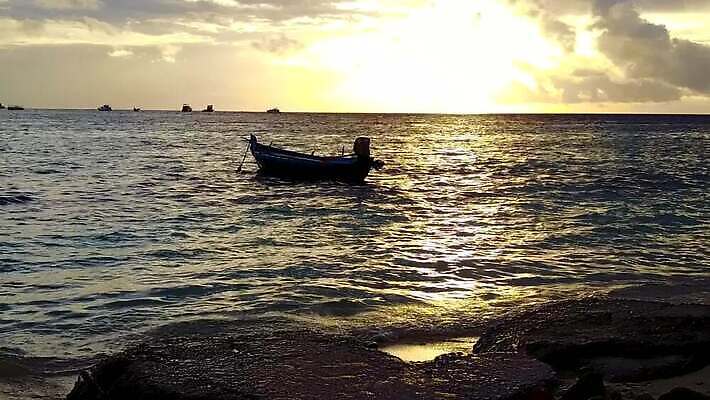 바다 사람없음 노을 나룻배 MP4 해외동영상 클립영상 자연요소 배_교통 동영상 파일형식