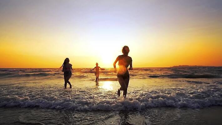 여자 파도 바다 여행 물놀이 휴가 야외 세명 비키니 달리기 일몰 젖음 MP4 해외동영상 클립영상 수영복 모션 놀이 사람 노을 동영상 파일형식