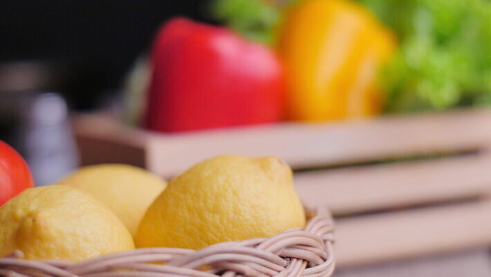 라이프스타일 잡화 음식 농업 다이어트 토마토 채소 재료 고추 탁자 귤 주택 파프리카 건강 종류 요리 사람없음 쇼핑 바구니 주방 식사 여러개 신선 그룹 선택 맛 아침식사 상품 레몬 허브 유기농 매움 날것 라임 후추 비타민 내추럴 단백질 숙성 채식주의자 비건 맛있는 4K MOV 해외동영상 클립영상 식물 웰빙 산업 가구 다수 컨셉 과일 건물 생활 향신료 채식 동영상 영양소 파일형식