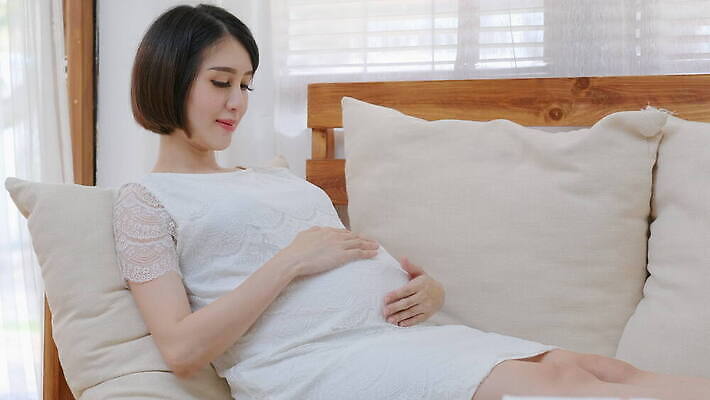 라이프스타일 손 행복 어린이 컨셉 신체 창문 가족 엄마 휴식 새로움 주택 건강 사랑 한명 사람 앉기 동양인 귀여움 임산부 임신 터치 흰색 아기 아내 수수께끼 기다림 긍정 돌봄 코로나바이러스 4K MOV 해외동영상 클립영상 1 감정 컬러 관계 모션 인종 건물 생활 신체부위 바이러스 동영상 파일형식