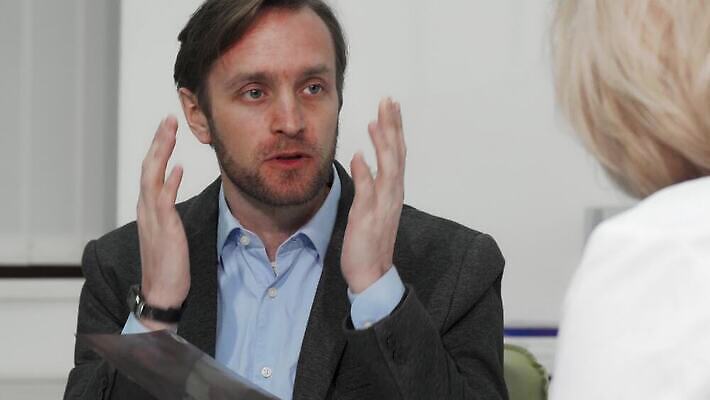 직업 여자 청진기 친절 건강 병원 두명 치료 약 진료 고통 환자 간호사 의사 도움 질병 서비스 고민 예방 약속 두통 붕대 방문 돌봄 지원 진통제 치료사 편두통 회복 4K MOV 해외동영상 클립영상 감정 컨셉 의학 의료기기 모션 사람 의료진 동영상 파일형식