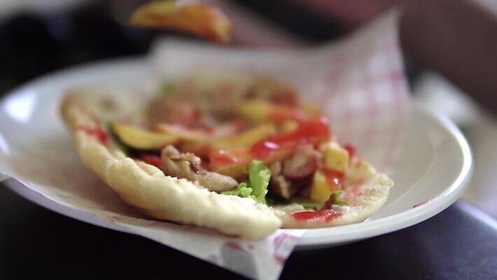 전통 음식 빵 조각 다이어트 토마토 채소 거리 패스트푸드 이스탄불 샌드위치 육류 옥수수 요리 동양인 사람없음 가로 치킨 샐러드 소고기 닫기 그릴 폐기물 상추 바비큐 굽기 속도 동쪽 칠면조 점심식사 케밥 피타 맛있는 4K MP4 튀르키예 해외동영상 클립영상 아시아 식재료 모션 조류 주방용품 곡류 건강 인종 식사 인스턴트 쓰레기 구이 방향 동영상 닭고기요리 파일형식