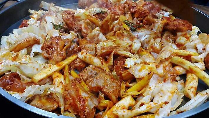 라이프스타일 그릇 음식 고추 주방용품 서브 한국 실내 마늘 육류 요리 사람없음 빨간색 식사 치킨 튀김 신선 뜨거움 양념 연기 그릴 수증기 난로 양배추 브런치 후추 생강 남쪽 점심식사 끓이기 단백질 절임 4K MOV 해외동영상 클립영상 식기 아시아 컬러 생활용품 채소 식재료 모션 내부 생활 난방기 방향 향신료 동영상 닭고기요리 영양소 파일형식