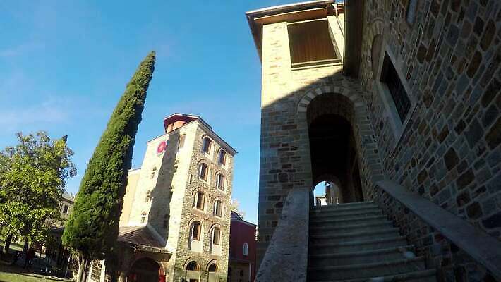 나무 전통 유럽 기독교 종교 여행 건축양식 자연 하늘 휴가 산 파노라마 사람없음 야외 건물 교회 기도 역사 재산 그리스 신성 수도원 그리스인 랜드마크 발칸반도 비잔틴 수녀원 숭배 옛날 메테오라 4K MP4 해외동영상 클립영상 서양인 식물 건축물 건축 나라 종교건축 촬영기법 금융 세계문화유산 생태계 동영상 제국 파일형식