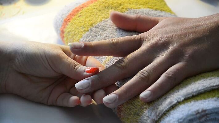 백인 라이프스타일 손 여자 손가락 휴식 노동자 실내 건강 사람 성인 내부 빨간색 뷰티 유행 스파 화장품 흰색 붓 못 센터 우아함 닫기 손톱관리 미용사 묘사 그림 돌봄 페디큐어 세련 MOV 해외동영상 클립영상 서양인 직업 컬러 컨셉 모션 생활 신체부위 공구 네일아트 동영상 파일형식