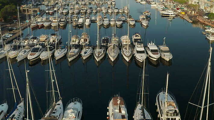 전통 유럽 섬 여행 요트 건축양식 항해 안테나 사람없음 물 파란색 갈색 항구 도시 보트 역사 고급 지중해 정박 머리위 포트 드론 몰타섬 4K 설정숏 MOV 해외동영상 클립영상 자연요소 건축 나라 바다 컬러 컨셉 배_교통 통신 교통시설 촬영기법 몰타 동영상 파일형식